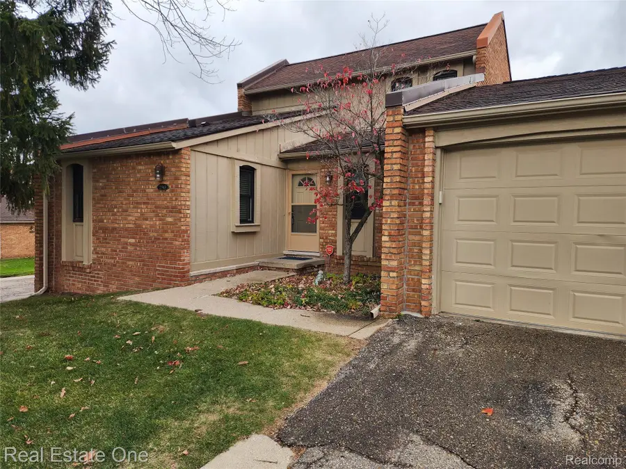 2943 Moon Lake Drive #52, West Bloomfield, MI 48323 - Image #2