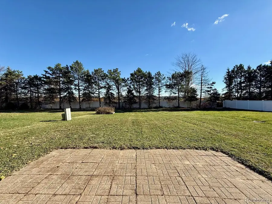 30510 Caroline Emily Dr, Chesterfield, MI 48051 - Image #3