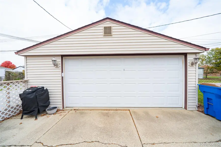 5247 Lyons Circle S, Warren, MI 48092 - Image #3