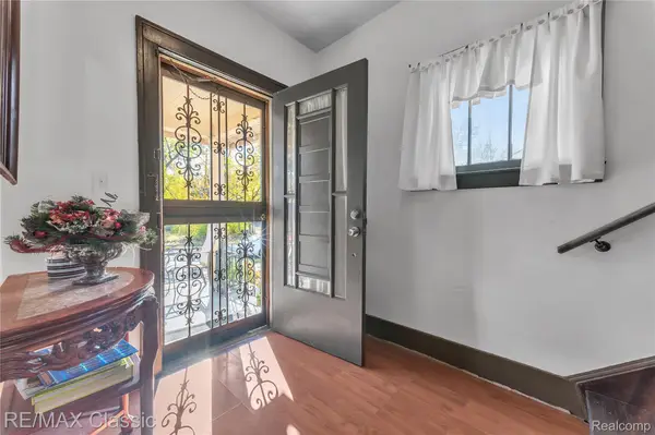 574 W Greendale, Detroit, MI 48203