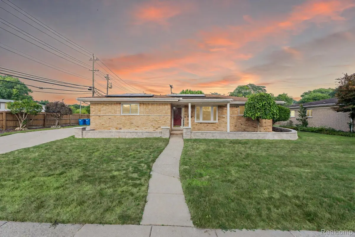 32930 Coventry Place, Warren, MI 48093 - Image #1