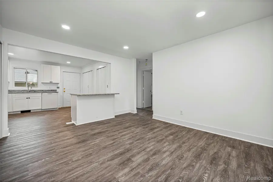 975 E Barrett Avenue, Madison Heights, MI 48071 - Image #3