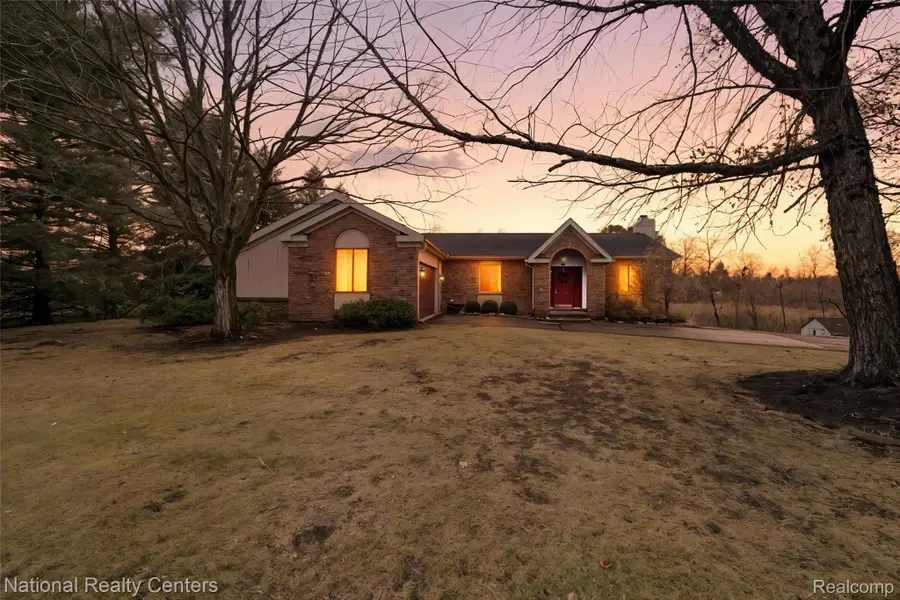 2893 Debbiwood Court, Milford, MI 48381 - Image #2