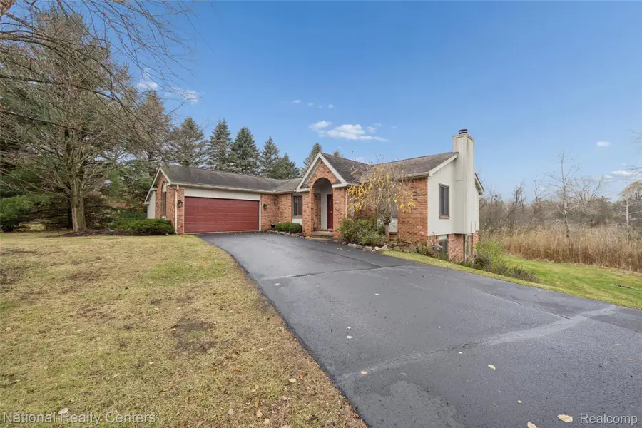 2893 Debbiwood Court, Milford, MI 48381 - Image #3