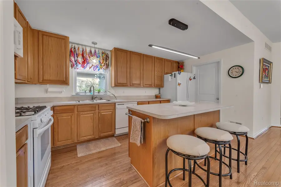 26738 Canterbury Circle, New Boston, MI 48164 - Image #3