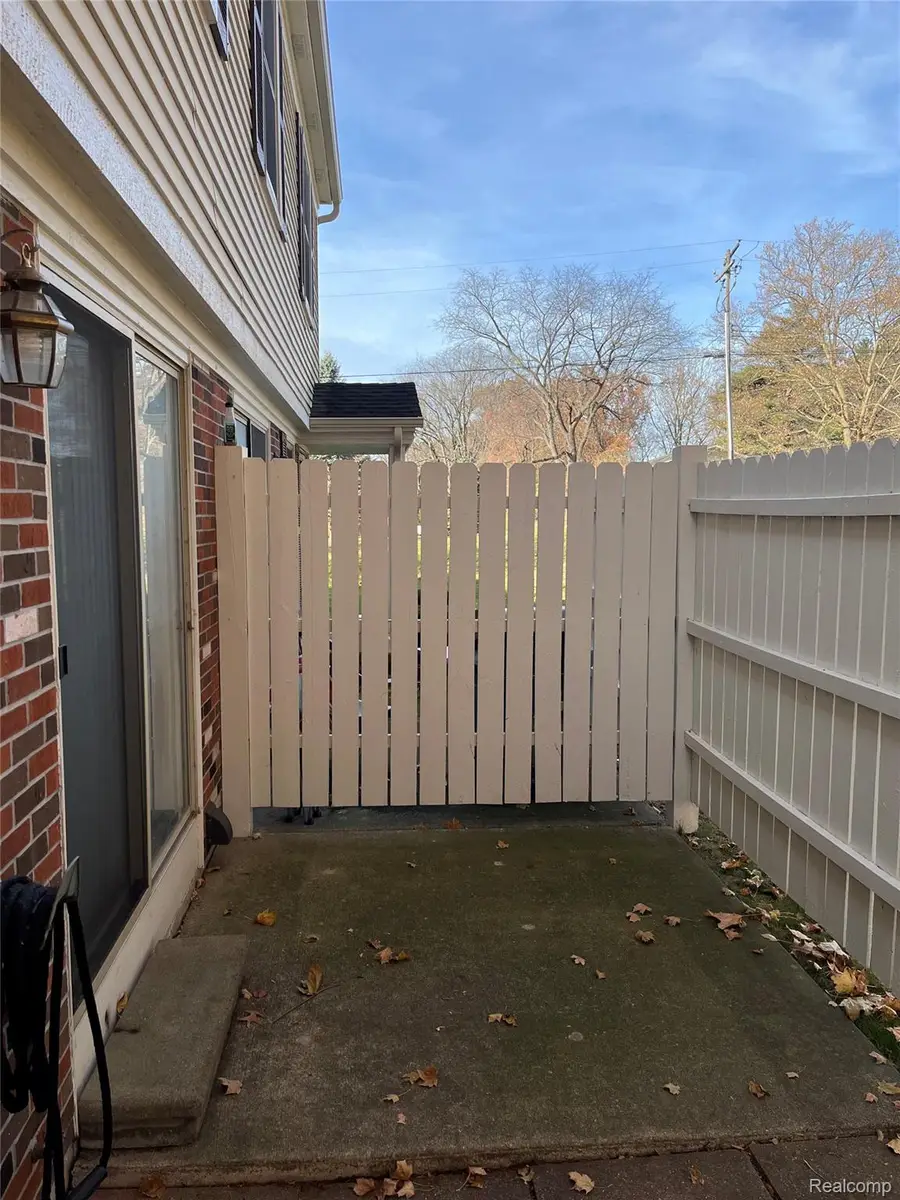 7666 Woodview Drive, Waterford, MI 48327 - Image #2