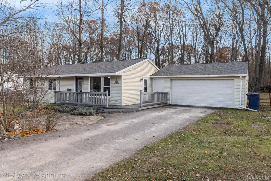 4653 Webberdale Drive S, Holly, MI 48442 - Image #2