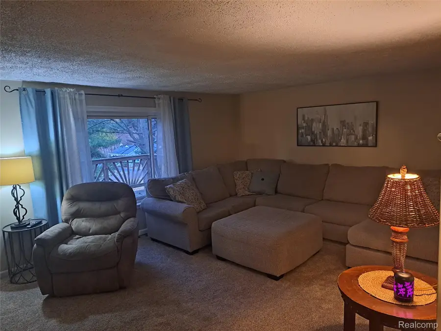 1911 NE Kinmount Drive E, Orion, MI 48359 - Image #2