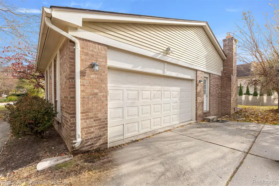 37829 Stableview Drive, Farmington Hills, MI 48335 - Image #2
