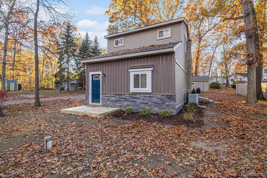 207 Woodbine Drive, Milford, MI 48380 - Image #2