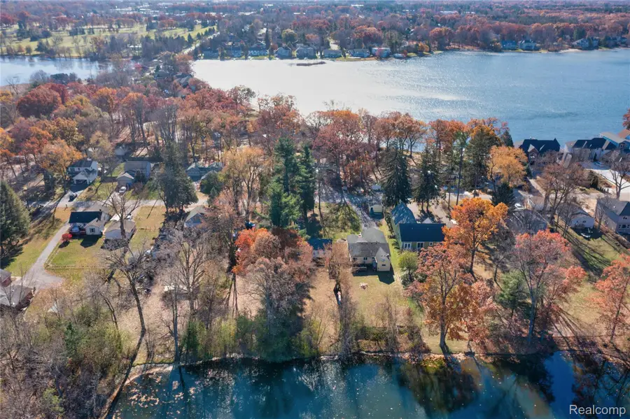 8370 Arlis Street, Commerce Township, MI 48382 - Image #2