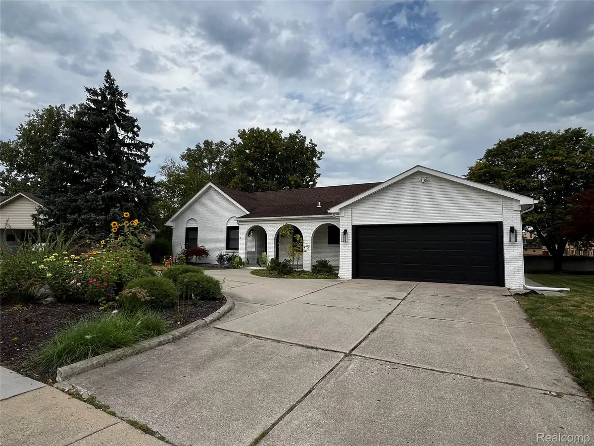 38016 Bloomfield Drive, Livonia, MI 48154 - Image #1