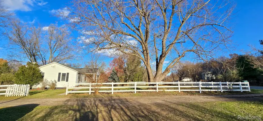 13901 Silver Lake Road, Green Oak, MI 48178 - Image #2