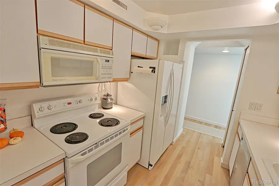 18230 University Park Drive, Livonia, MI 48152 - Image #2