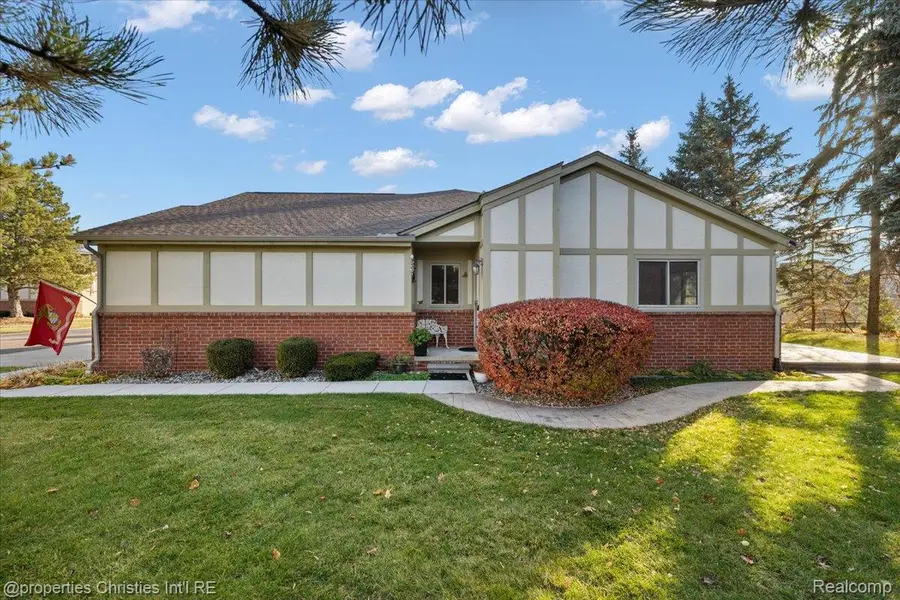 18312 Greenmeadow Drive, Clinton Charter Township, MI 48038 - Image #2