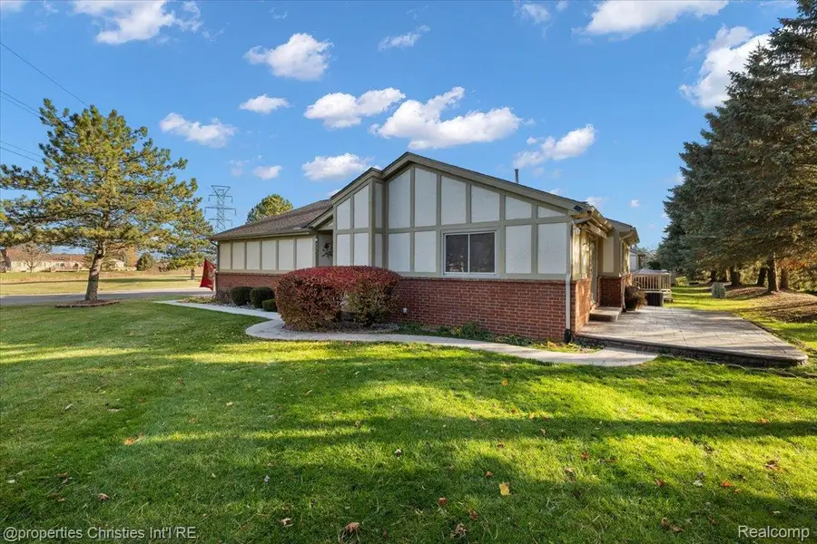 18312 Greenmeadow Drive, Clinton Charter Township, MI 48038 - Image #3
