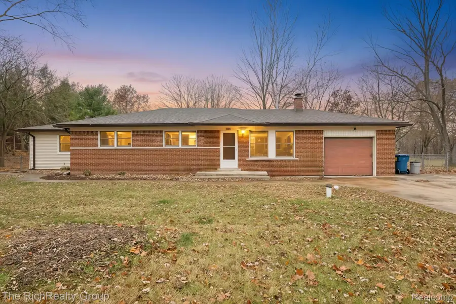 10110 Pheasant Lake Road, South Lyon, MI 48178 - Image #2