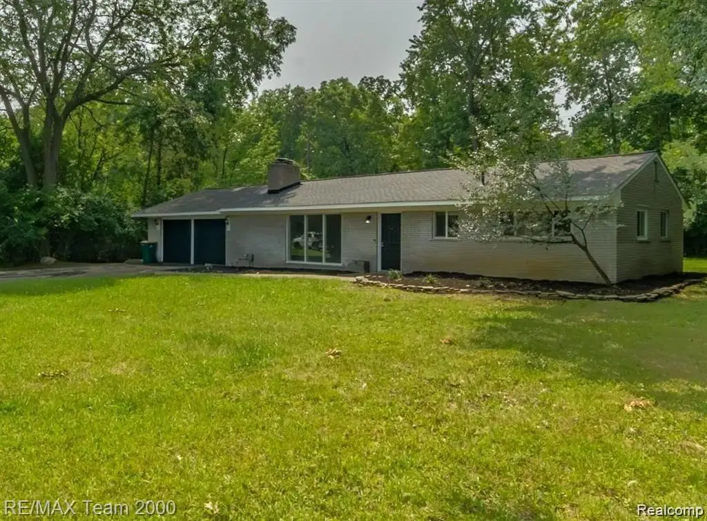 28045 W Greenmeadow Circle, Farmington Hills, MI 48334 - Image #1