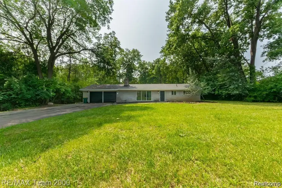 28045 W Greenmeadow Circle, Farmington Hills, MI 48334 - Image #2