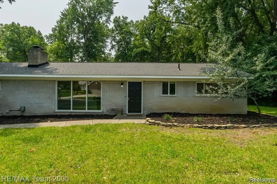 28045 W Greenmeadow Circle, Farmington Hills, MI 48334 - Image #3