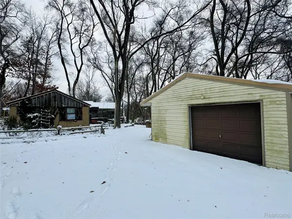 8092 Halfway Drive, Brighton, MI 48116