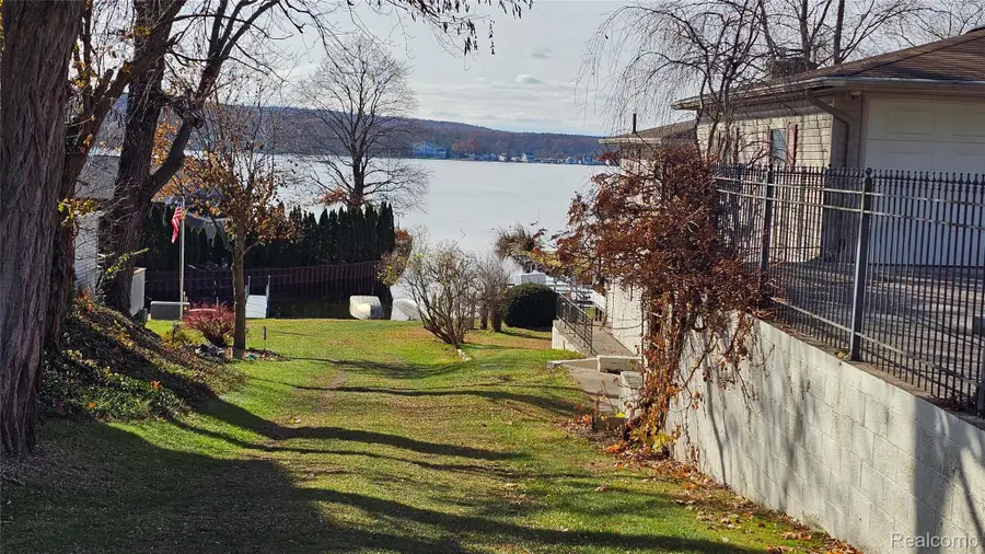 9550 Portage Lake Avenue, Pinckney, MI 48169 - Image #2