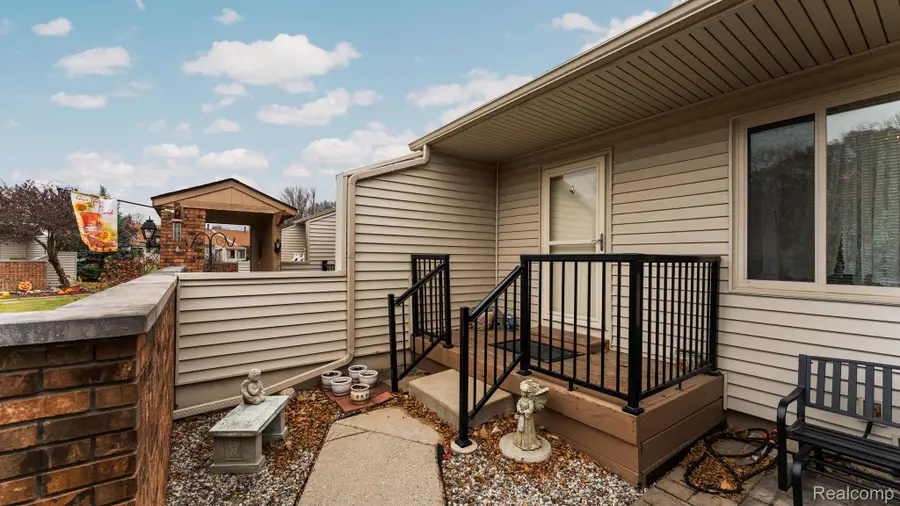 25106 Hamilton Court, South Lyon, MI 47178 - Image #2