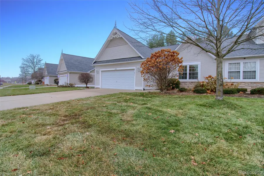 304 Victoria Park Drive #45, Howell, MI 48843 - Image #2