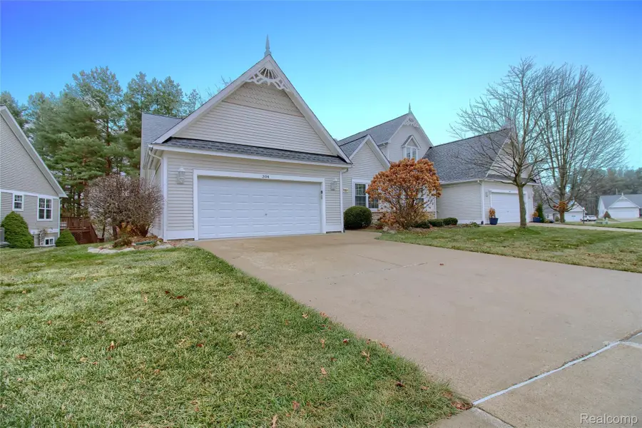 304 Victoria Park Drive #45, Howell, MI 48843 - Image #3