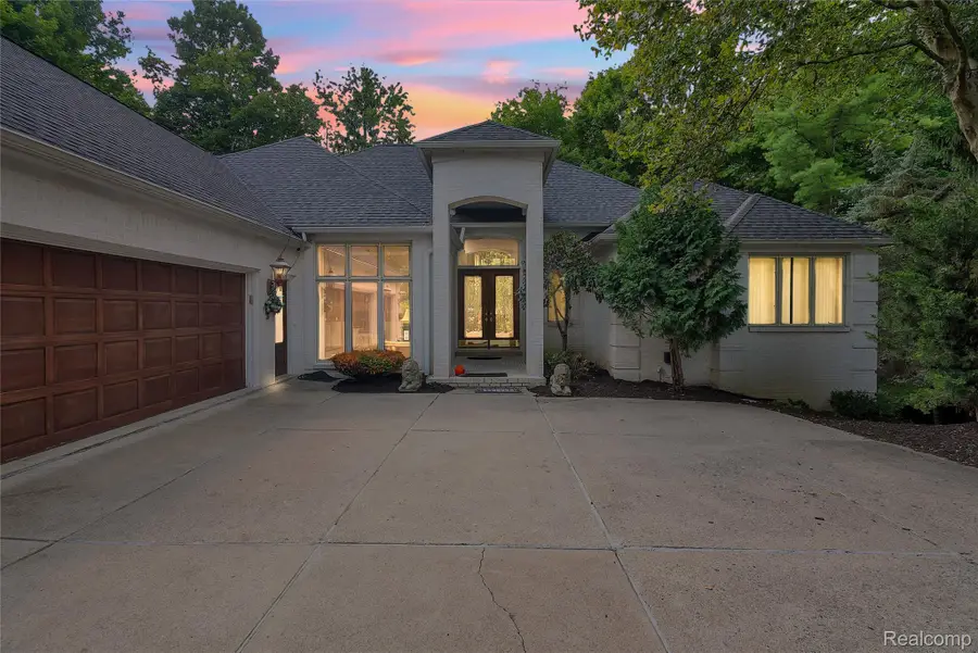 43564 Scenic Lane, Novi, MI 48167 - Image #2