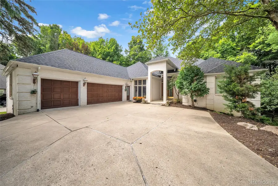 43564 Scenic Lane, Novi, MI 48167 - Image #3