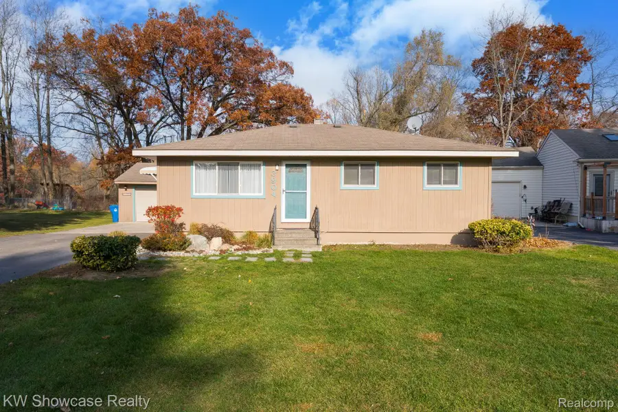 3904 Lotus Drive, Waterford, MI 48329 - Image #2