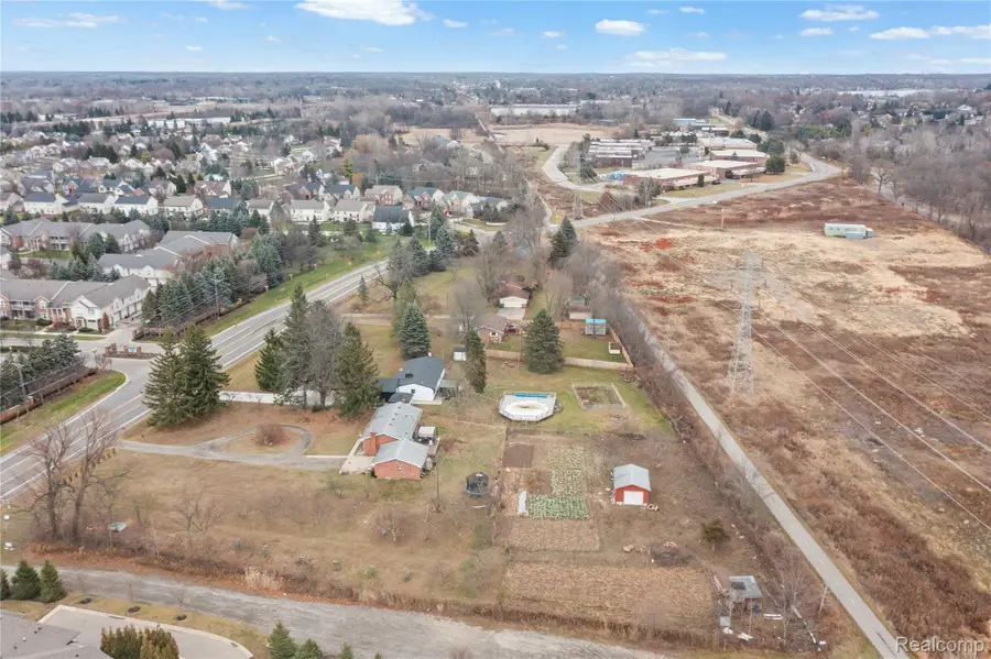 2041 W Maple Road, Commerce, MI 48390 - Image #2
