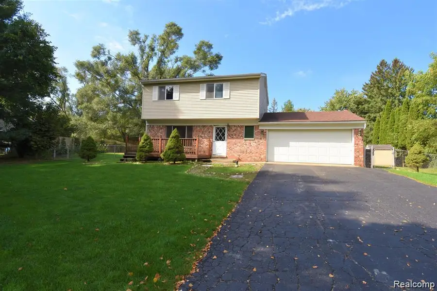 11048 Silver Drive, Hamburg, MI 48189 - Image #2