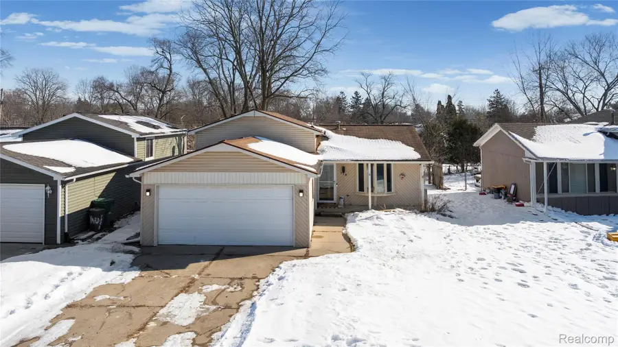 715 Woodingham Avenue, Waterford, MI 48328 - #3