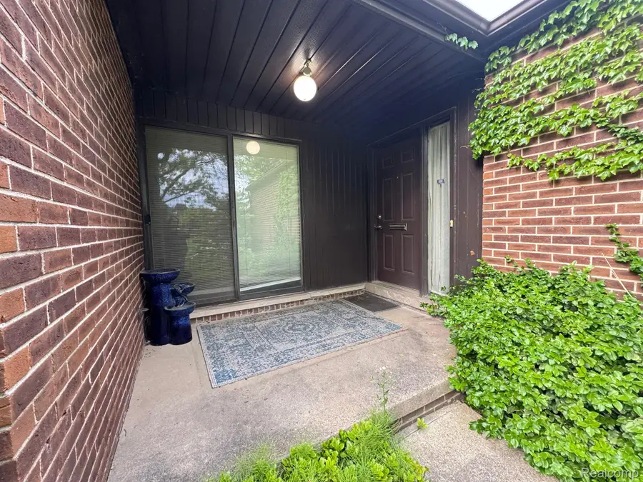3152 Lindenwood Drive, Dearborn, MI 48120 - Image #2