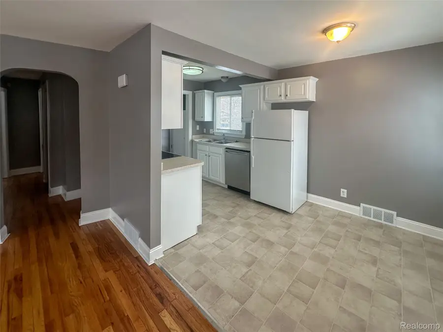 595 E Tennyson Avenue, Pontiac, MI 48340 - Image #2