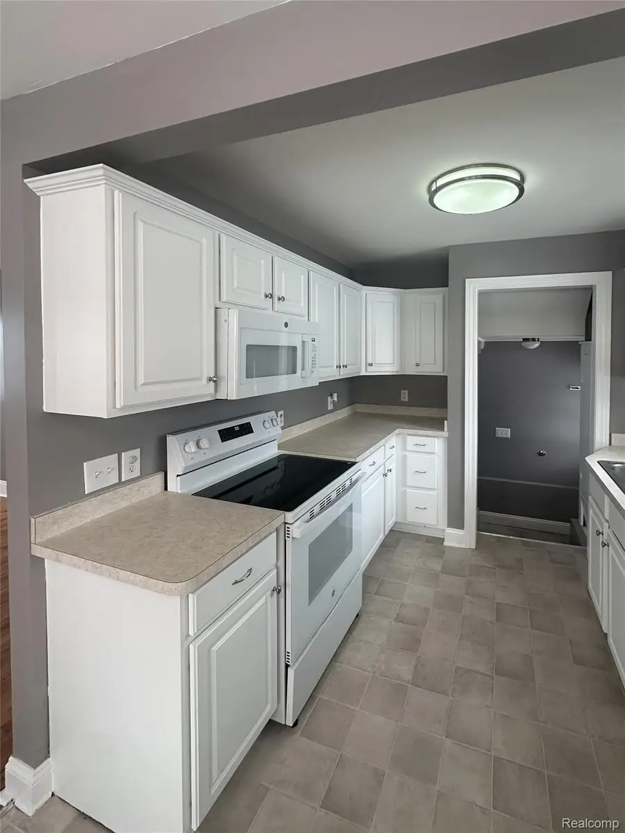 595 E Tennyson Avenue, Pontiac, MI 48340 - Image #3