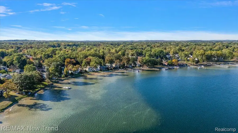 727 Mcdougal Drive, Waterford, MI 48327 - Image #3