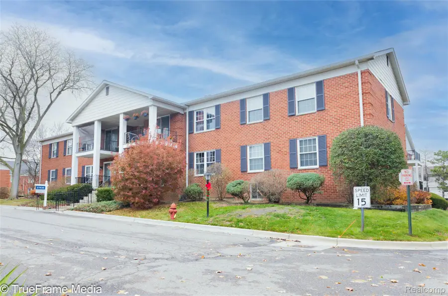 27654 E Echo Valley #234, Farmington Hills, MI 48334 - Image #3