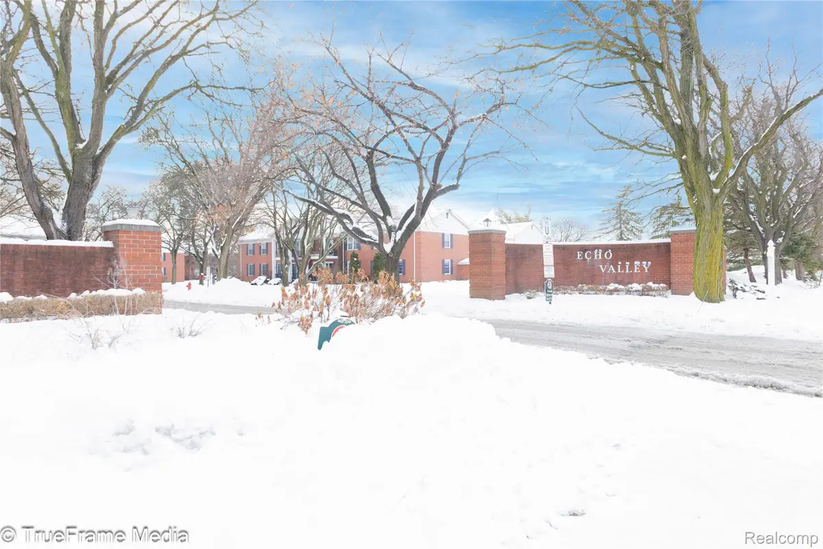 27654 E Echo Valley #235, Farmington Hills, MI 48334 - Image #1