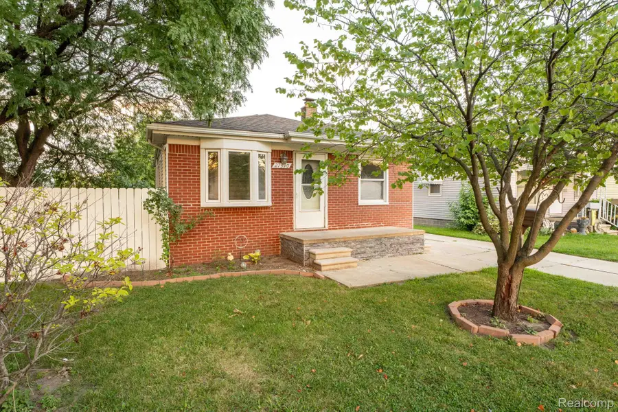 27390 Seyburn Avenue, Warren, MI 48092 - Image #2