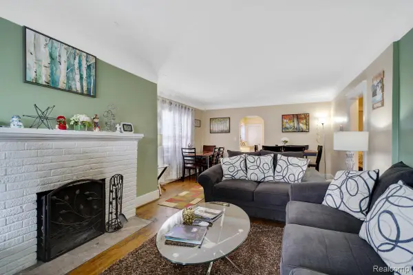 832 Pinecrest Drive E, Fenton, MI 48220