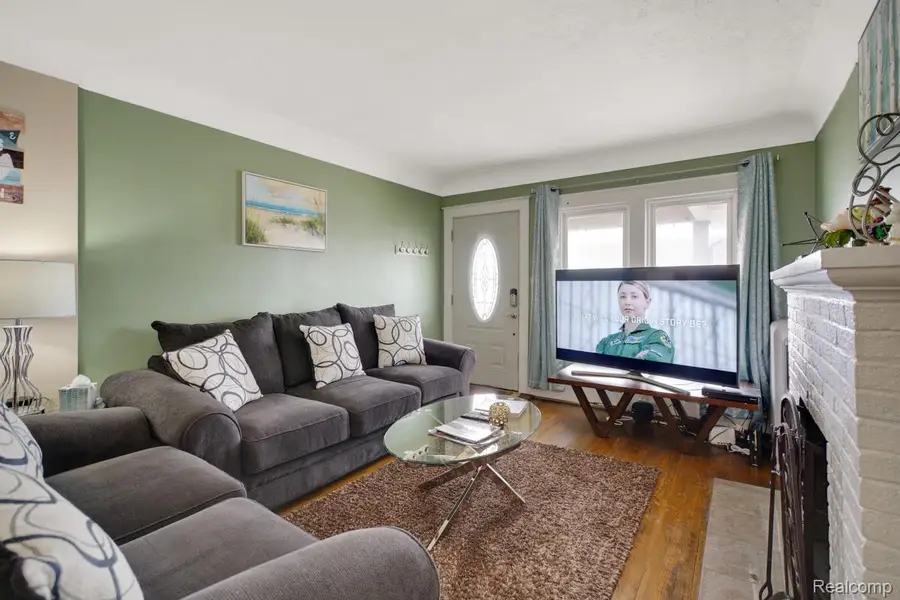 832 Pinecrest Drive E, Ferndale, MI 48220 - Image #2