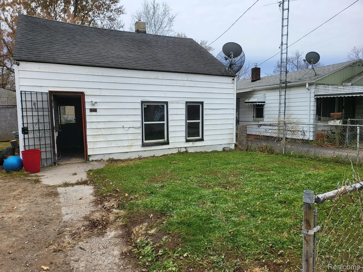 1377 Knickerbocker Avenue, Beecher, MI 48505 - Image #1