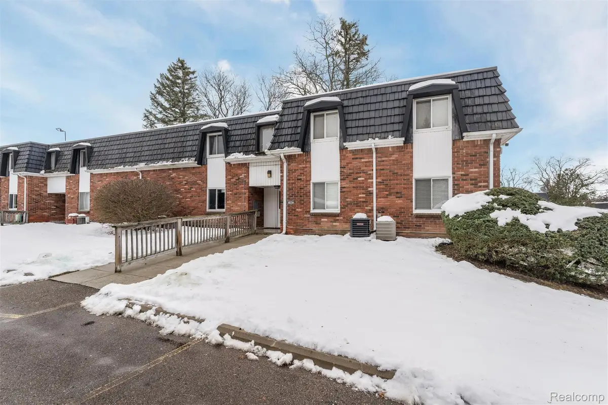 1862 Colonial Village Way, Waterford, MI 48328 - Image #1
