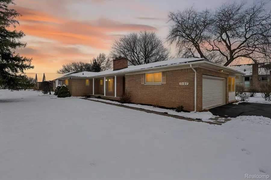 7127 Meadowvue Drive, Grand Blanc Charter Township, MI 48439 - Image #2