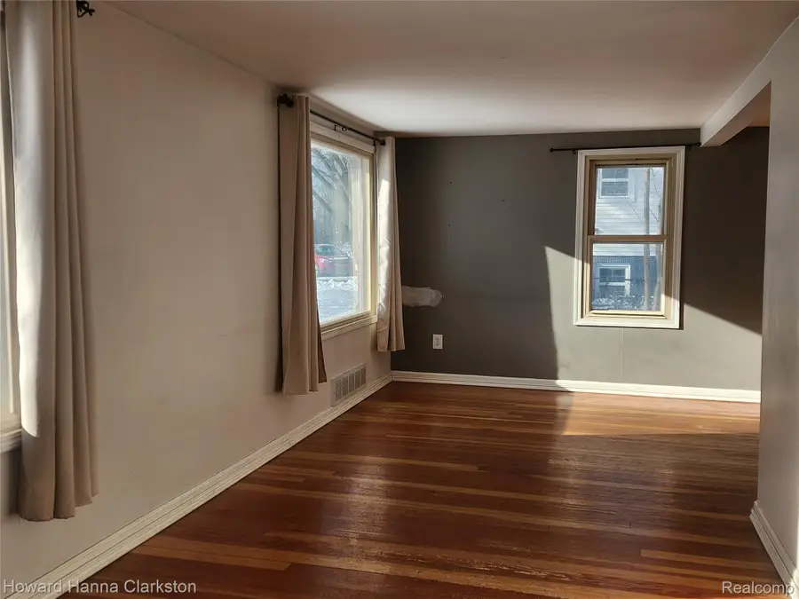 5748 Graves Street, Waterford, MI 48327 - Image #2