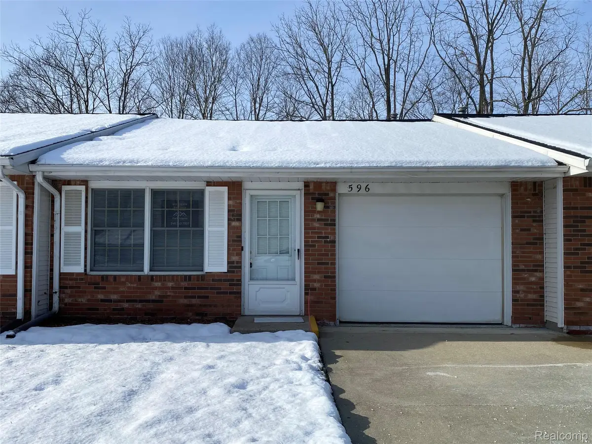 596 Yorkshire Sq. Square #23, Milan, MI 48160 - Image #1