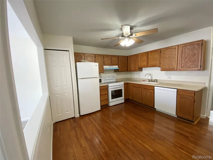 596 Yorkshire Sq. Square #23, Milan, MI 48160 - Image #2